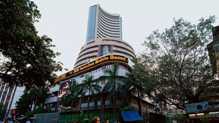 ET Market Watch: Sensex gains 90 pts, Nifty holds 25,500 ahead of US tariff deadline | The Economic Times Podcast