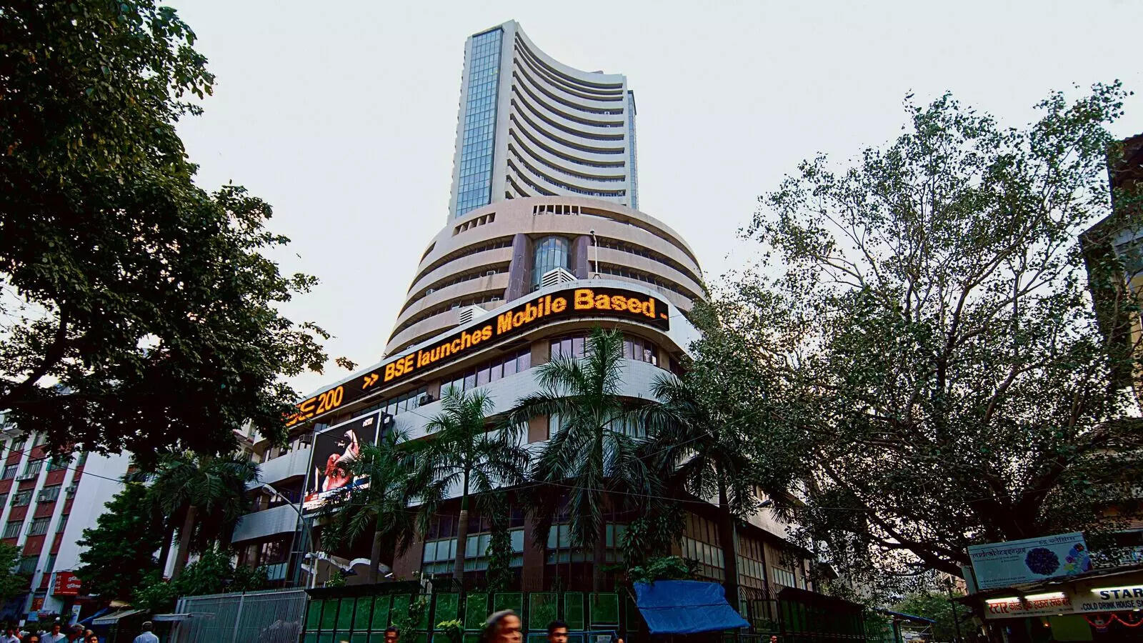 ET Market Watch: Sensex gains 90 pts, Nifty holds 25,500 ahead of US tariff deadline | The Economic Times Podcast