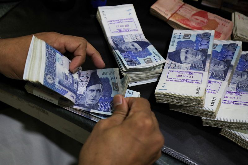 Pakistan spy agency targets black market dollar trade to curb rupee slide