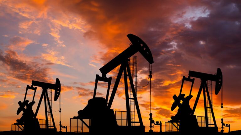 US oil consolidates as traders await fresh momentum