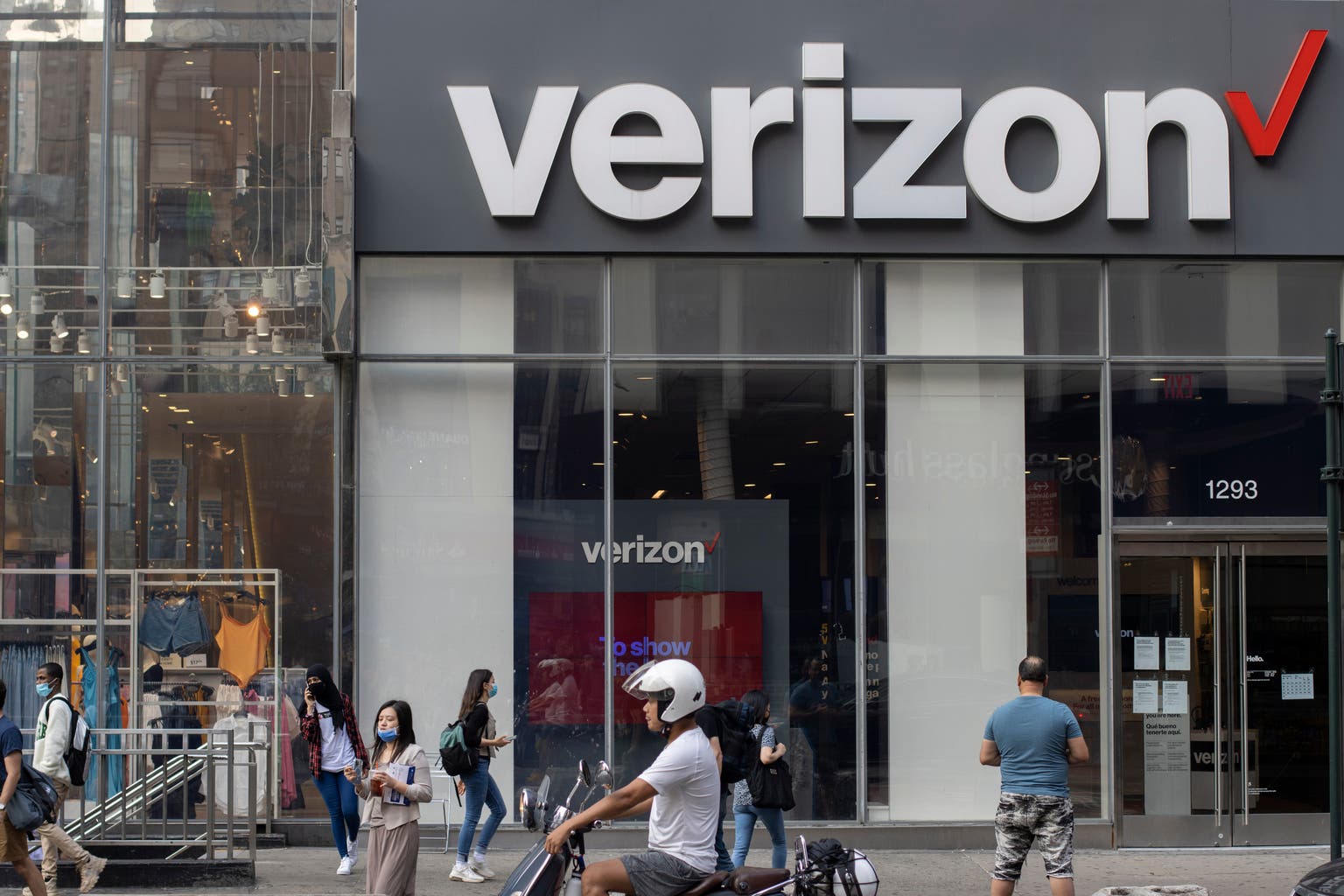 Verizon Earnigs: Very Good Quarter, But Only On The Surface (NYSE:VZ)