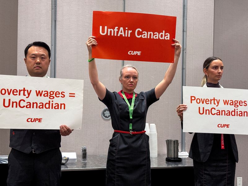 Air Canada, flight attendants deadlocked with strike looming