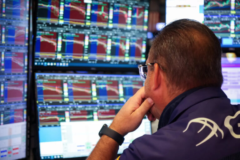 Bonds Climb As Jobs Cracks Keep Fed Cuts in Play: Markets Wrap