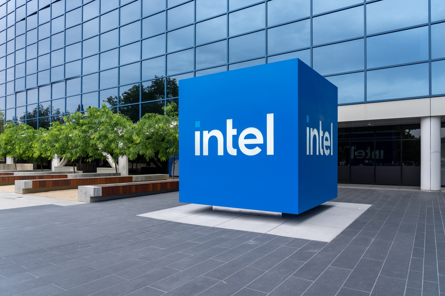 Intel Stock: The Smart Money Is Piling In, Buy On Pullbacks (NASDAQ:INTC)