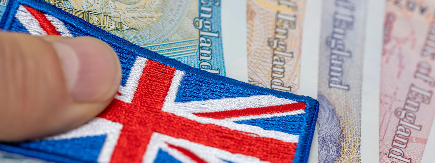 Less than half of UK adults carry a physical wallet: report