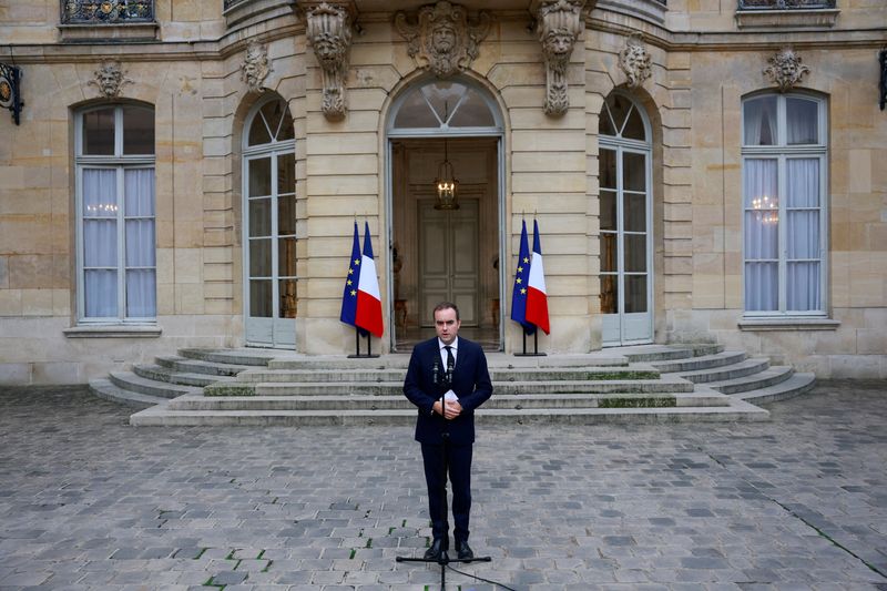 French PM urges end to "ridiculous spectacle" as budget deadline looms