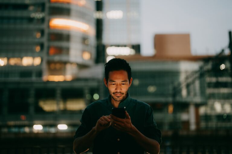 Markets Today: Gold Sails Past $4000/oz, Yen Slides to Fresh Lows & RBNZ Deliver 50 bps Rate Cut. DAX Ready to Rally?