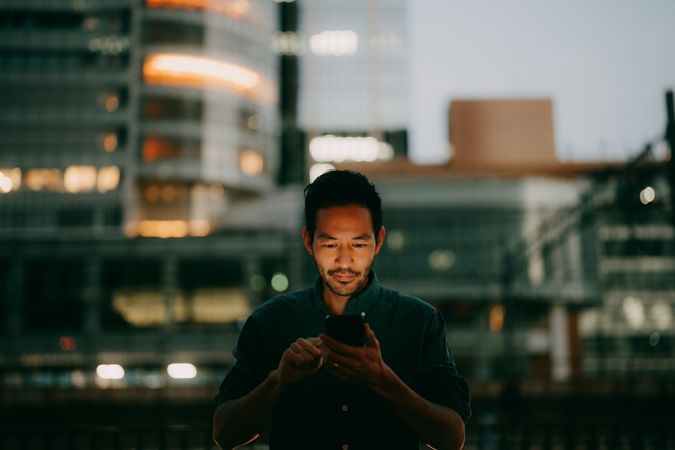 Markets Today: Gold Sails Past $4000/oz, Yen Slides to Fresh Lows & RBNZ Deliver 50 bps Rate Cut. DAX Ready to Rally?