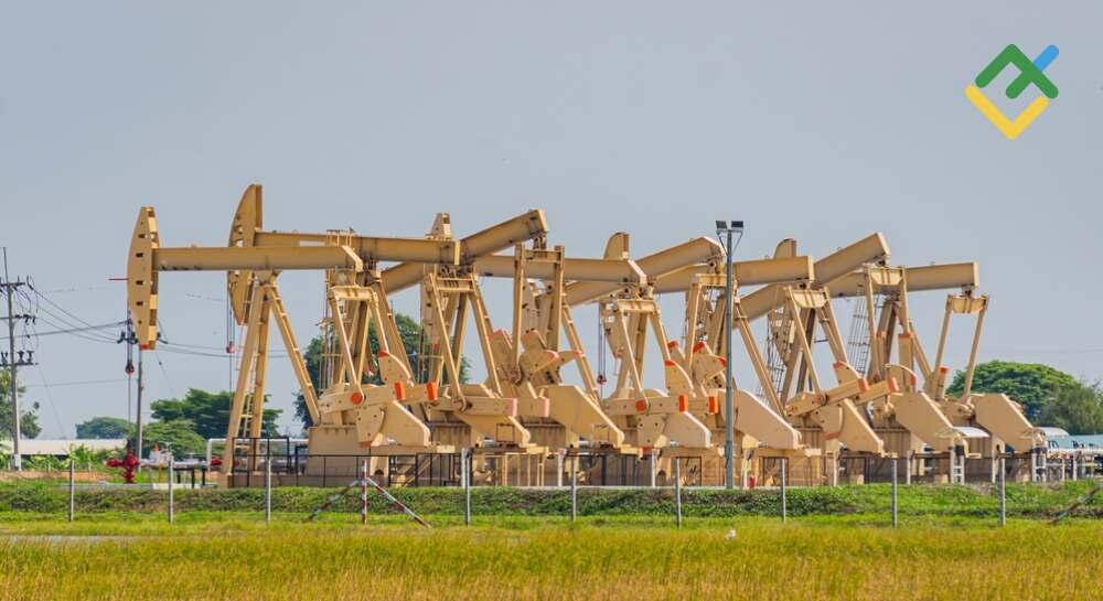 Technical Analysis of US Crude, XAUUSD and EURUSD for Today (November 28, 2025)