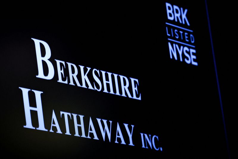 Berkshire profit rises, cash soars to record