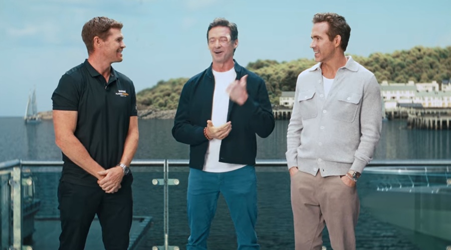 Hugh Jackman and Ryan Reynolds aboard the BONDS Flying Roos team boat, Source: Youtube