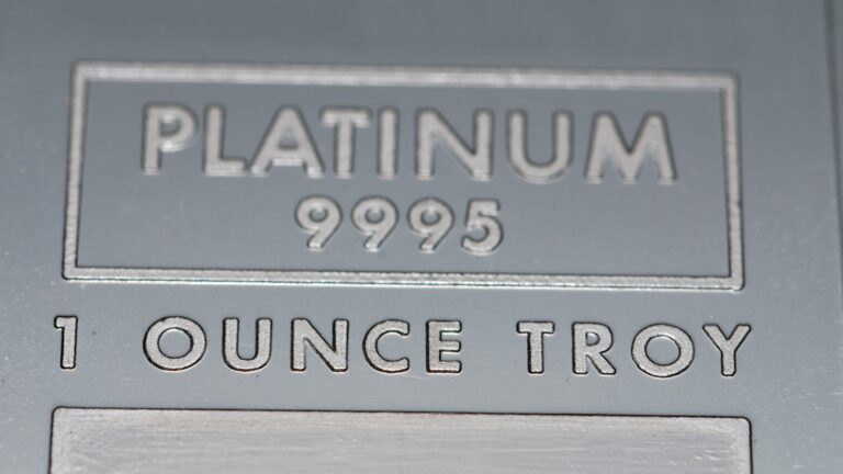 Can Platinum catch up to Gold? Platinum (XPT/USD) Price Forecast