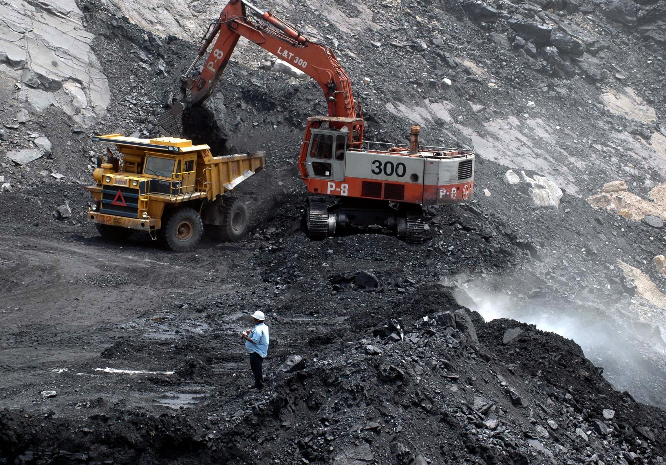 India Cuts Coal Output as Power Demand Eases, Stocks Stay High