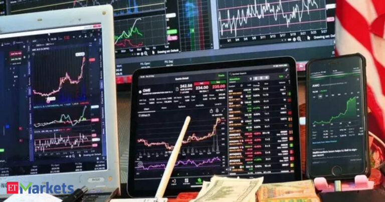 Asian stocks slip as traders reduce exposure ahead of central bank meetings, key data