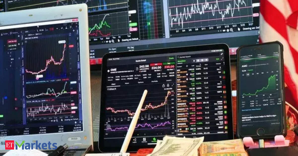 Asian stocks slip as traders reduce exposure ahead of central bank meetings, key data