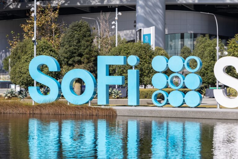 SoFi: $1.5B Dilution Raises Red Flags As Insiders Keep Selling (NASDAQ:SOFI)
