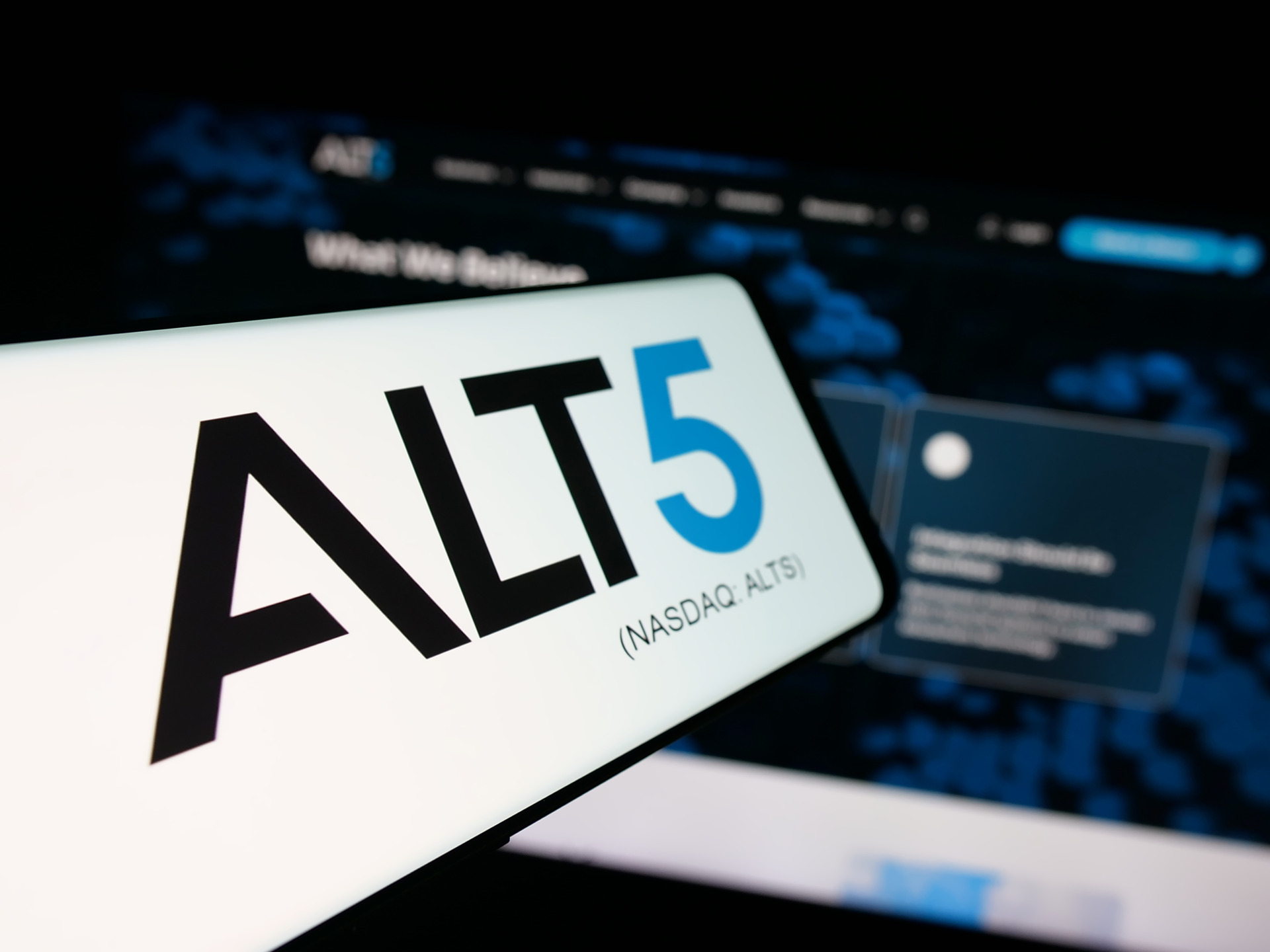 Trump Family Crypto Tie Deepens Scrutiny as Alt5 Fires Auditor