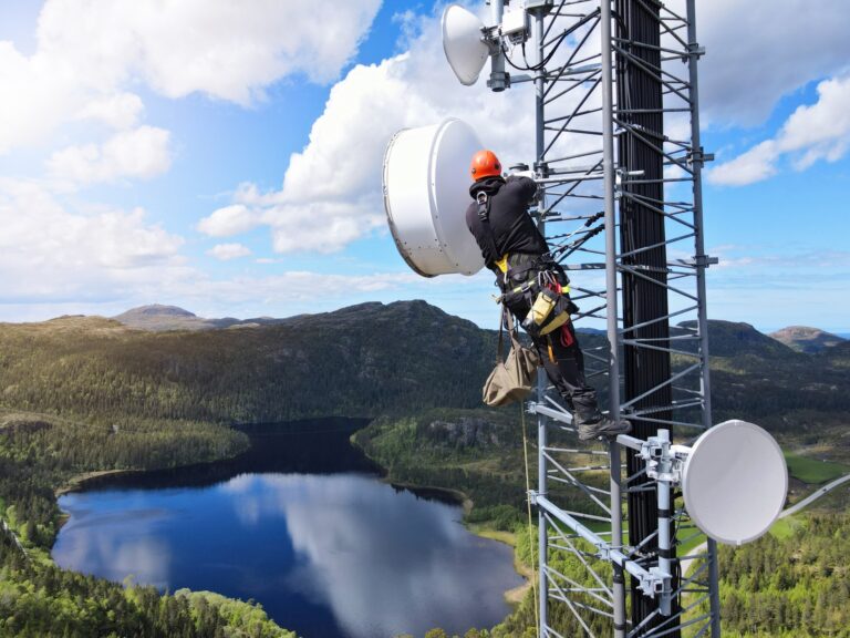 Telekomunikasi Indonesia: Indonesia's Digital Backbone, Attractive Discount, Solid Yield