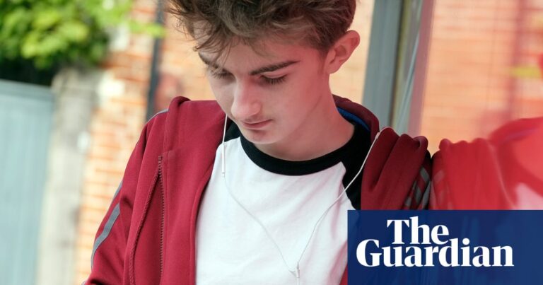 Hundreds of UK teenagers to pilot social media bans and restrictions