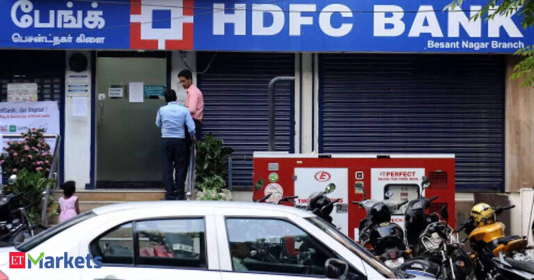 FIIs dump 48 crore HDFC Bank shares as stock crashes 26% in March quarter