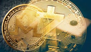 Digitale Währung, physische Silbermünze, Monero und ZCash. Monero-Nahaufnahme-Konzept.