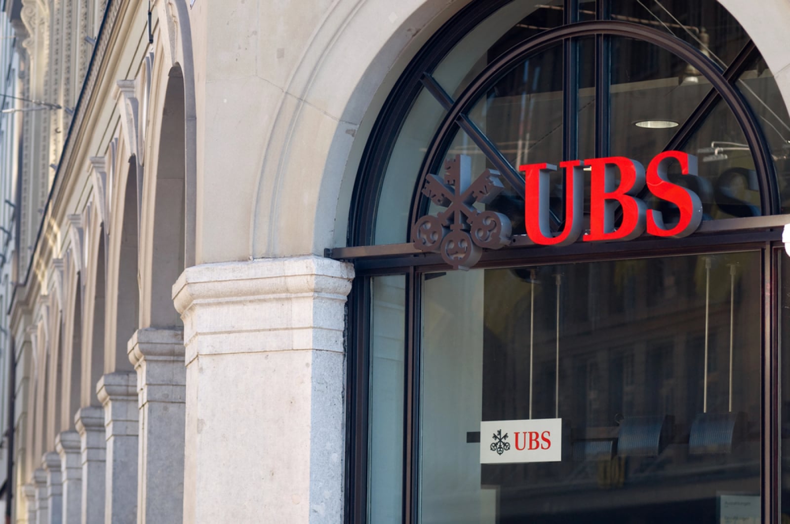 Largest Swiss Bank Loads Up on Strategy (MSTR) - U.Today