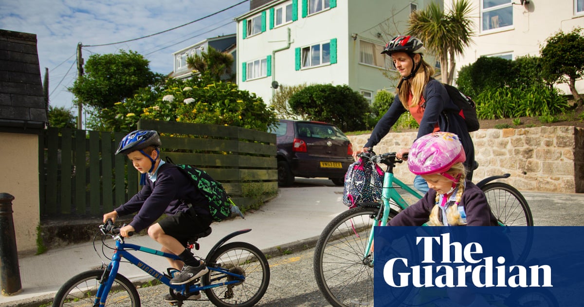 Ministers want 60% of pupils in England ‘actively’ travelling to school by 2035